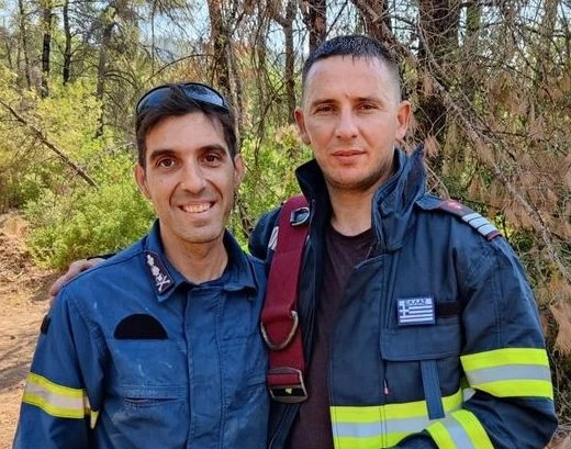 Η συγκινητική κίνηση Έλληνα πυροσβέστη – Έδωσε ελληνική σημαία σε Ρουμάνο συνάδελφό του